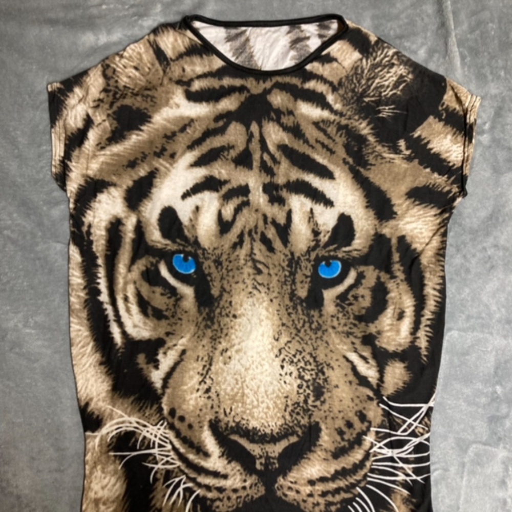 NWOT Silky Blue Eyed Tiger Print 3D Tshirt